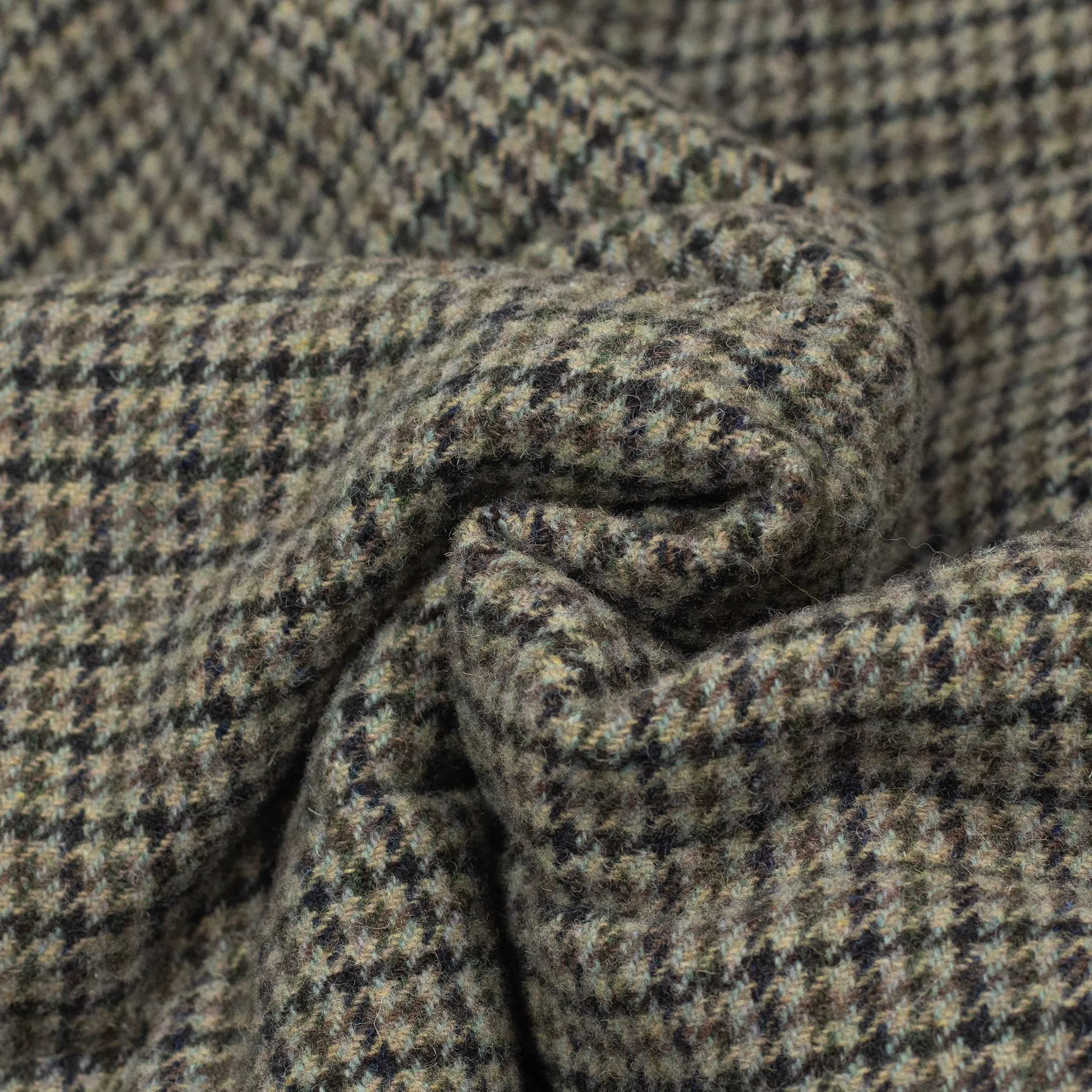 Oscar padded vest in lambswool grey and olive houndstooth wool